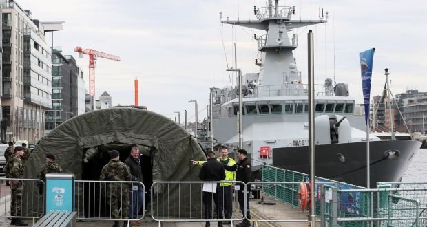 Военное судно LÉ Samuel Beckett на причале Джона Роджерсона в Дублине. 