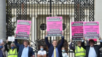 Протест Ассоциации лицензированных виноделов (LVA) и Федерации виноделов Ирландии (VFI) против задержки открытия пабов. Фотография: Алан Бетсон / The Irish Times