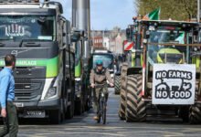Грузовики и тракторы перекрыли улицу О’Коннелл