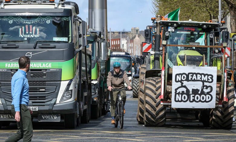 Грузовики и тракторы перекрыли улицу О’Коннелл