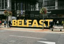 Объёмные буквы BELFAST на пешеходной площади в центре Белфаста