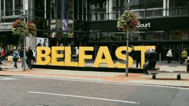 Объёмные буквы BELFAST на пешеходной площади в центре Белфаста