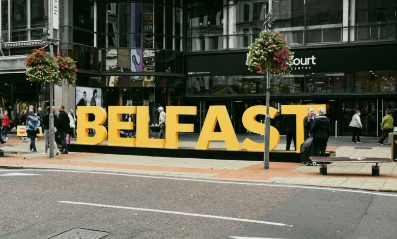 Объёмные буквы BELFAST на пешеходной площади в центре Белфаста