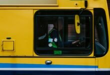 Двухэтажный автобус Dublin Bus в жёлто-синей раскраске на улице Дублина