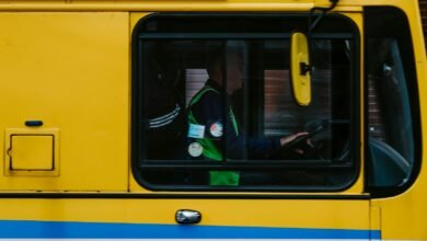 Двухэтажный автобус Dublin Bus в жёлто-синей раскраске на улице Дублина