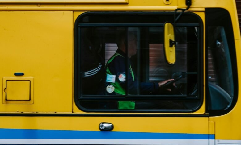 Двухэтажный автобус Dublin Bus в жёлто-синей раскраске на улице Дублина