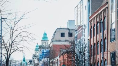 Машины на городской улице с историческими зданиями