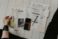 Документы, ручка и калькулятор на столе: подготовка налоговой декларации