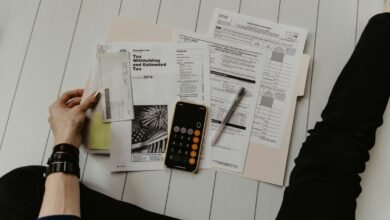 Документы, ручка и калькулятор на столе: подготовка налоговой декларации