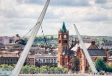 Мост Мира (Peace Bridge) через реку Фойл и здание Guildhall в Дерри
