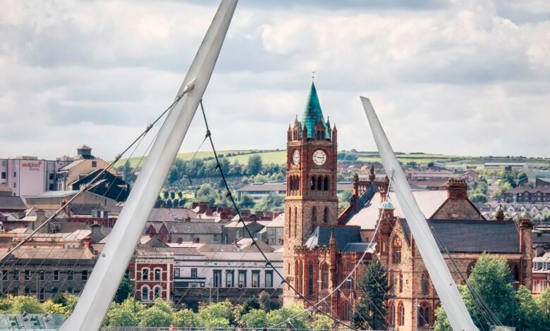Мост Мира (Peace Bridge) через реку Фойл и здание Guildhall в Дерри