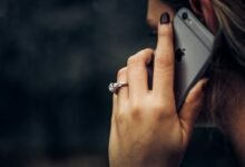 Женщина разговаривает по смартфону