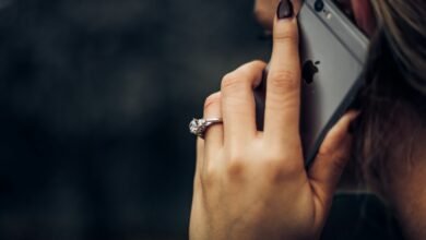 Женщина разговаривает по смартфону