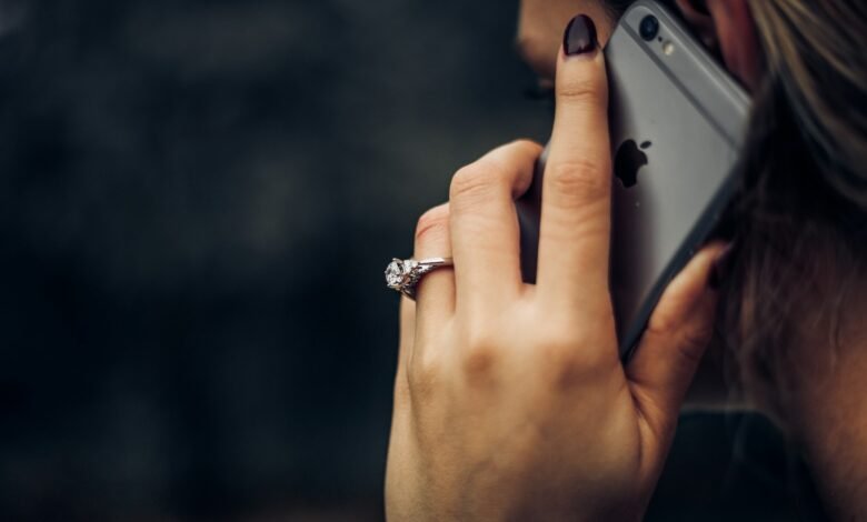 Женщина разговаривает по смартфону